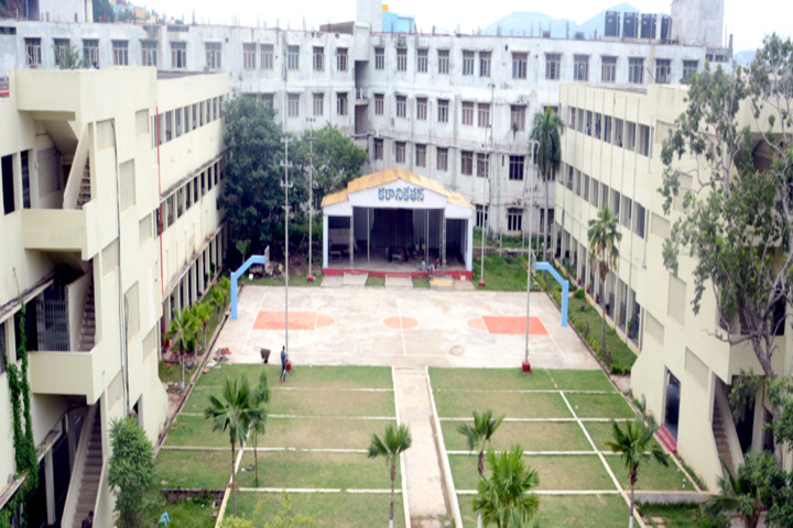 https://cache.careers360.mobi/media/colleges/social-media/media-gallery/18274/2018/12/19/Campus View of Kakaraparti Bhavanarayana College Kothapeta_Campus-View.jpg